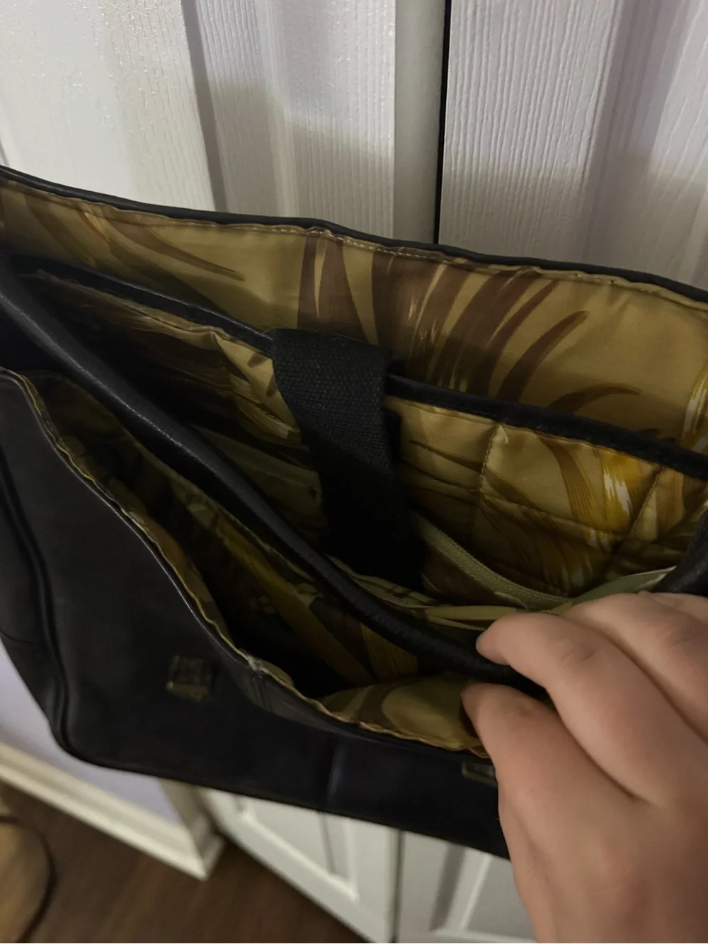 Tommy Bahama Black Leather Messenger Bag w/ Luggage Tag